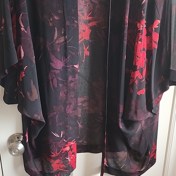 Le Château Black Kimono with Red Accents L - Picture 3 of 7